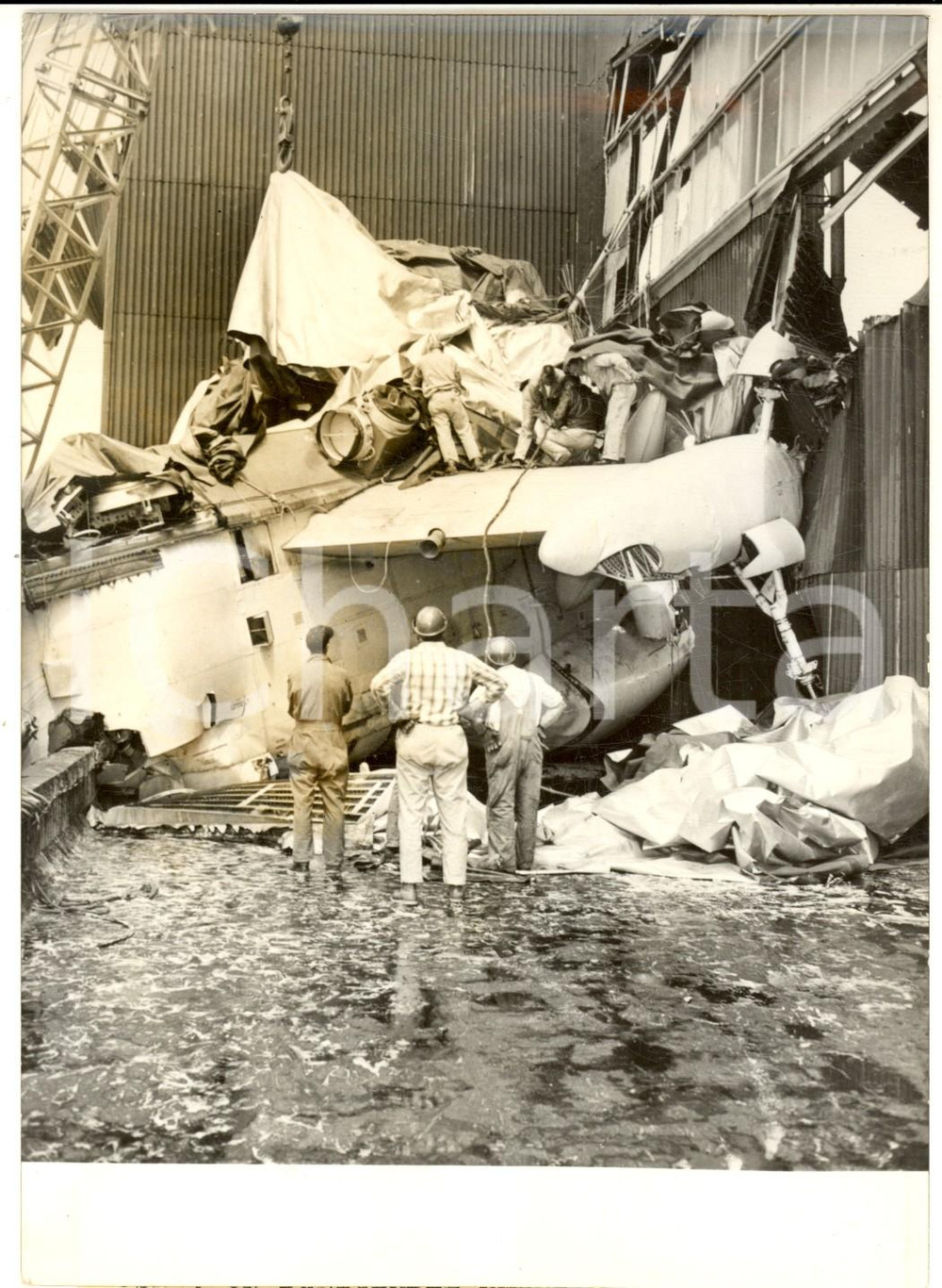 Fotografia d epoca originale 1959 LAKEHURST NEW JERSEY Dirigibile americano precipitato  I soccorsi  Foto 1