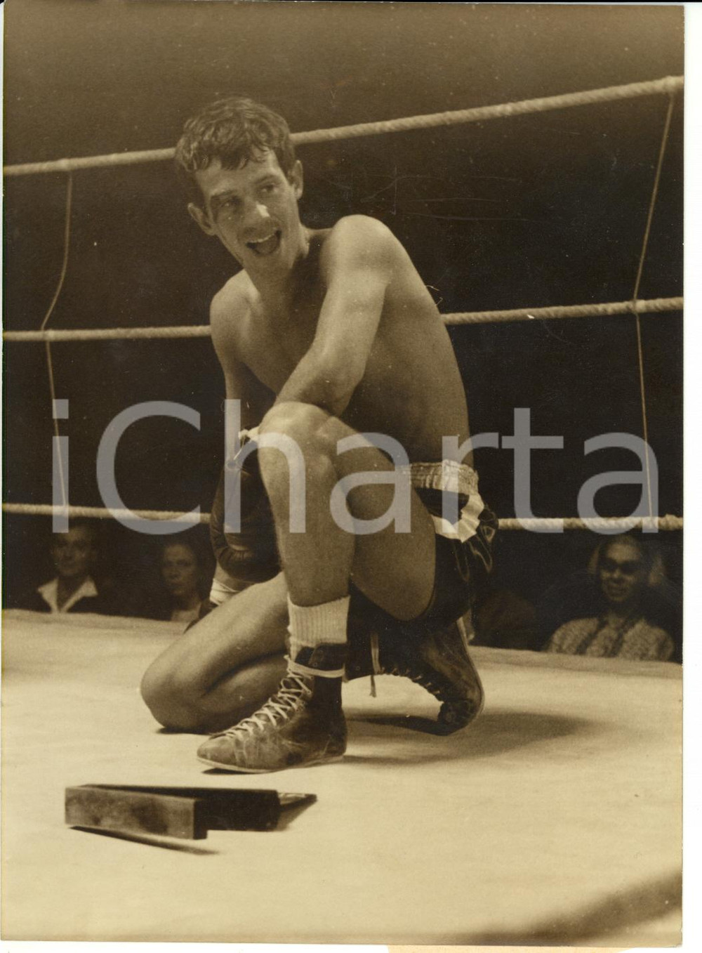 Fotografia d epoca originale 1963 PARIS Jean Paul BELMONDO sul ring per riprese del film Lo sciacallo Foto 1