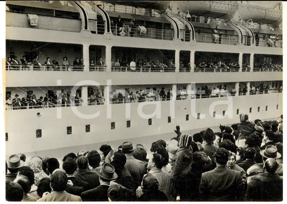Fotografia d epoca originale 1961 LISBONA Sbarco passeggeri nave SANTA MARIA dopo il sequestro Foto 18x13 cm 1