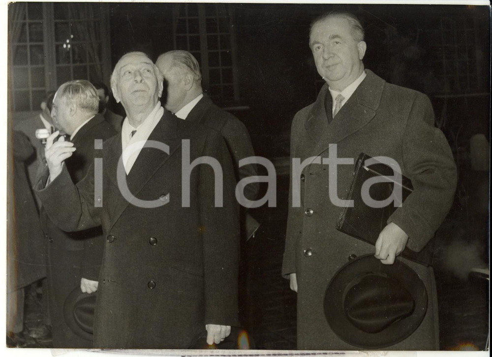 Fotografia d epoca originale 1959 PARIS Hotel Matignon  Arrivo di Antonio SEGNI e Giuseppe PELLA Foto 18x13 1