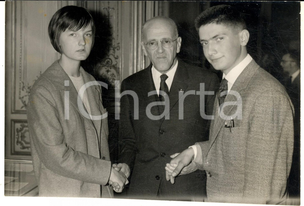 Fotografia d epoca originale 1961 PARIS AndrÃ© CHAMSON avec les laurÃ©ats Jeunes historiens Photo 18x13 cm 1
