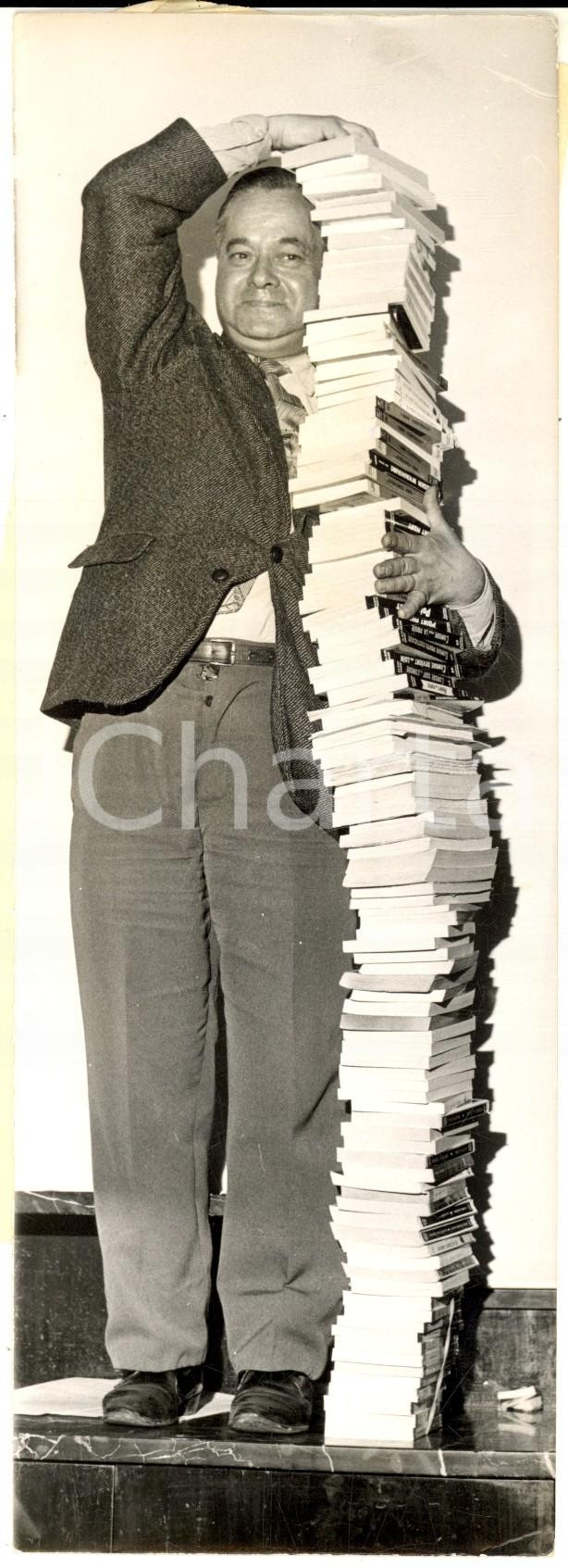 Fotografia d epoca originale 1963 PARIS AndrÃ© BLESSON gagne sa hauteur en romans policiers  Photo 7x21 1