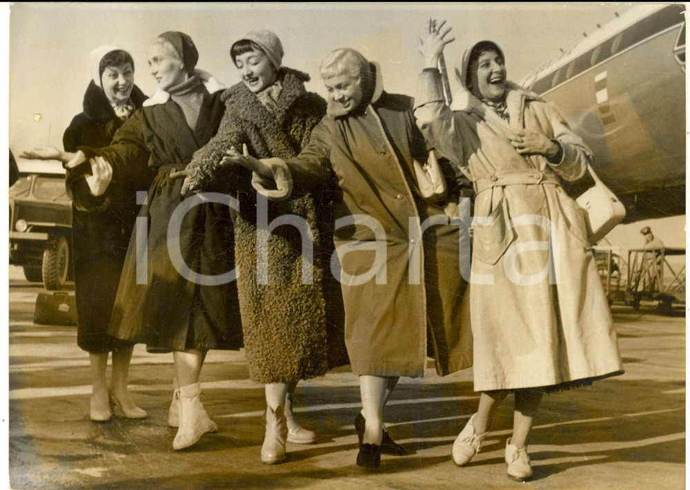 Fotografia d epoca originale 1959 PARIS BOURGET Arrivo delle artiste dell Opera di BRNO Foto 18x13 cm 1