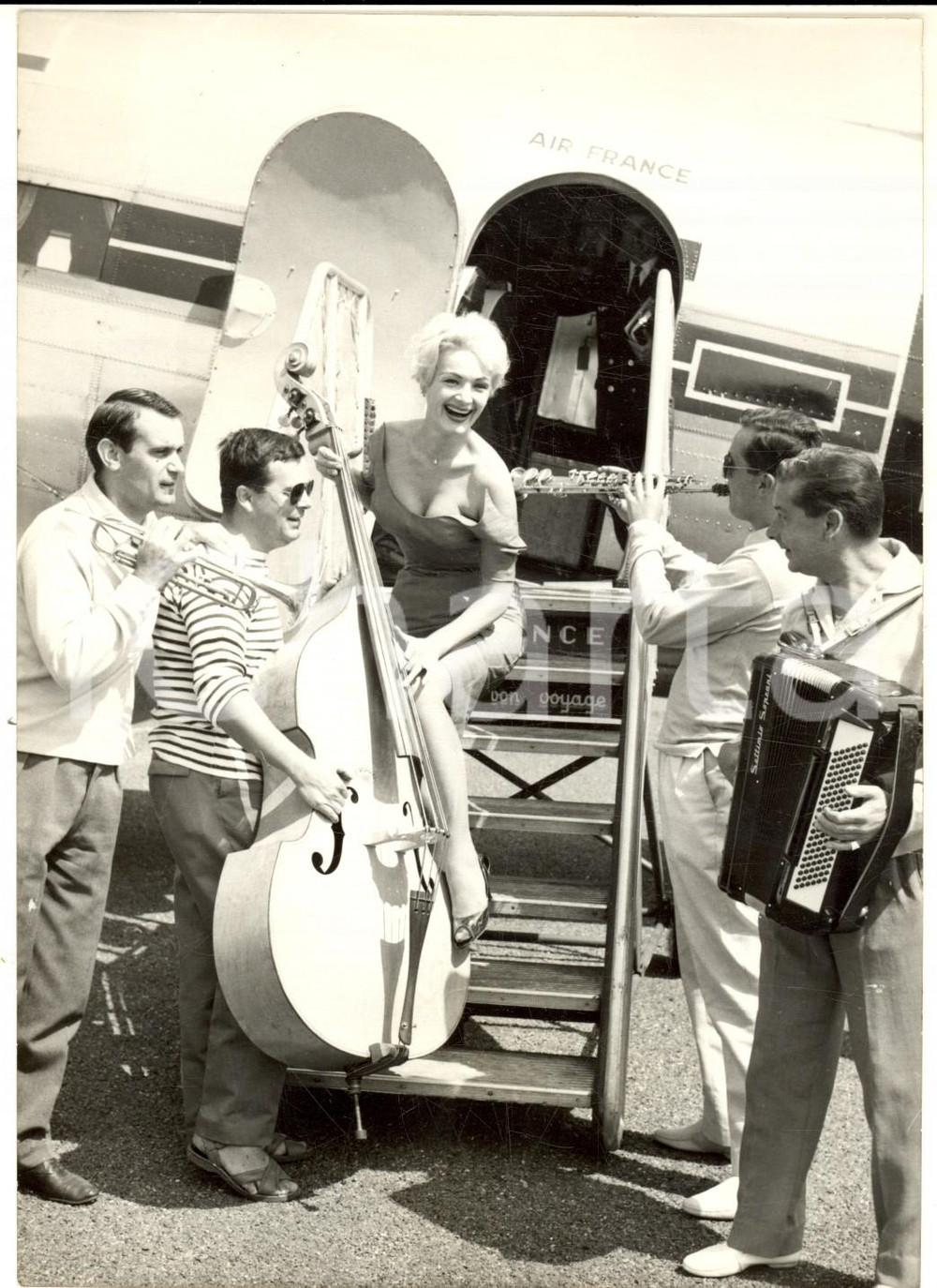 Fotografia d epoca originale 1959 DEAUVILLE Arrivo di Gene COURTNEY con l orchestra  Fotografia 13x18 cm 1