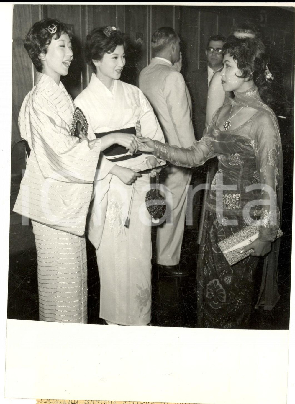 Fotografia d epoca originale 1959 KUALA LUMPUR  Asian Film Festival  Actress SALOMA in a special sarong 1