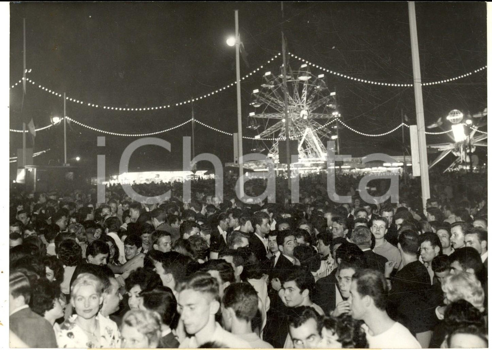 Fotografia d epoca originale 1959 PARIS Esplanade des Invalides  Le plus grand bal du monde Photo 18x13 cm 1