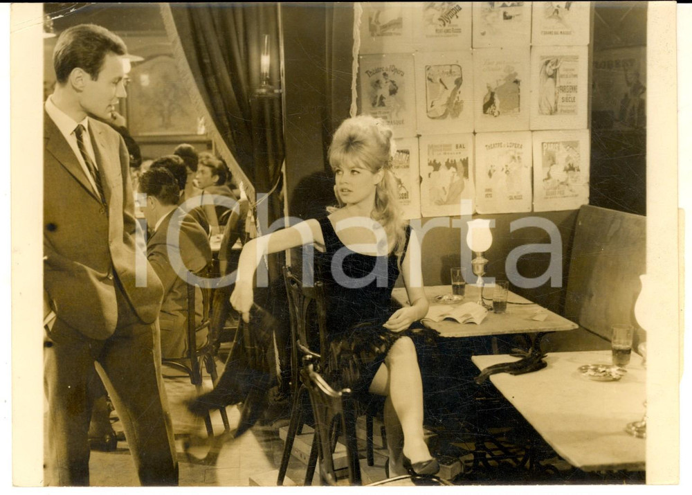 Fotografia d epoca originale 1961 CINEMA La bride sur le cou Brigitte BARDOT et Michel SUBOR Photo 18x13 1