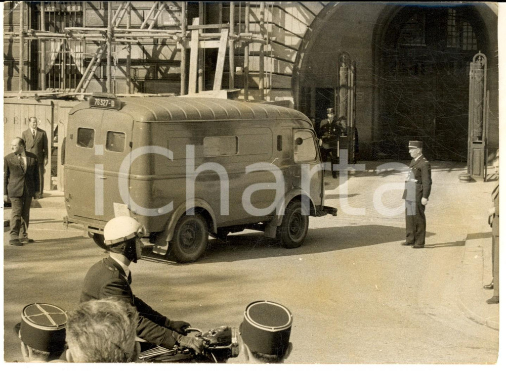 Fotografia d epoca originale 1961 PARIS Arrivo di Maurice CHALLE per interrogatorio di polizia  Foto 1