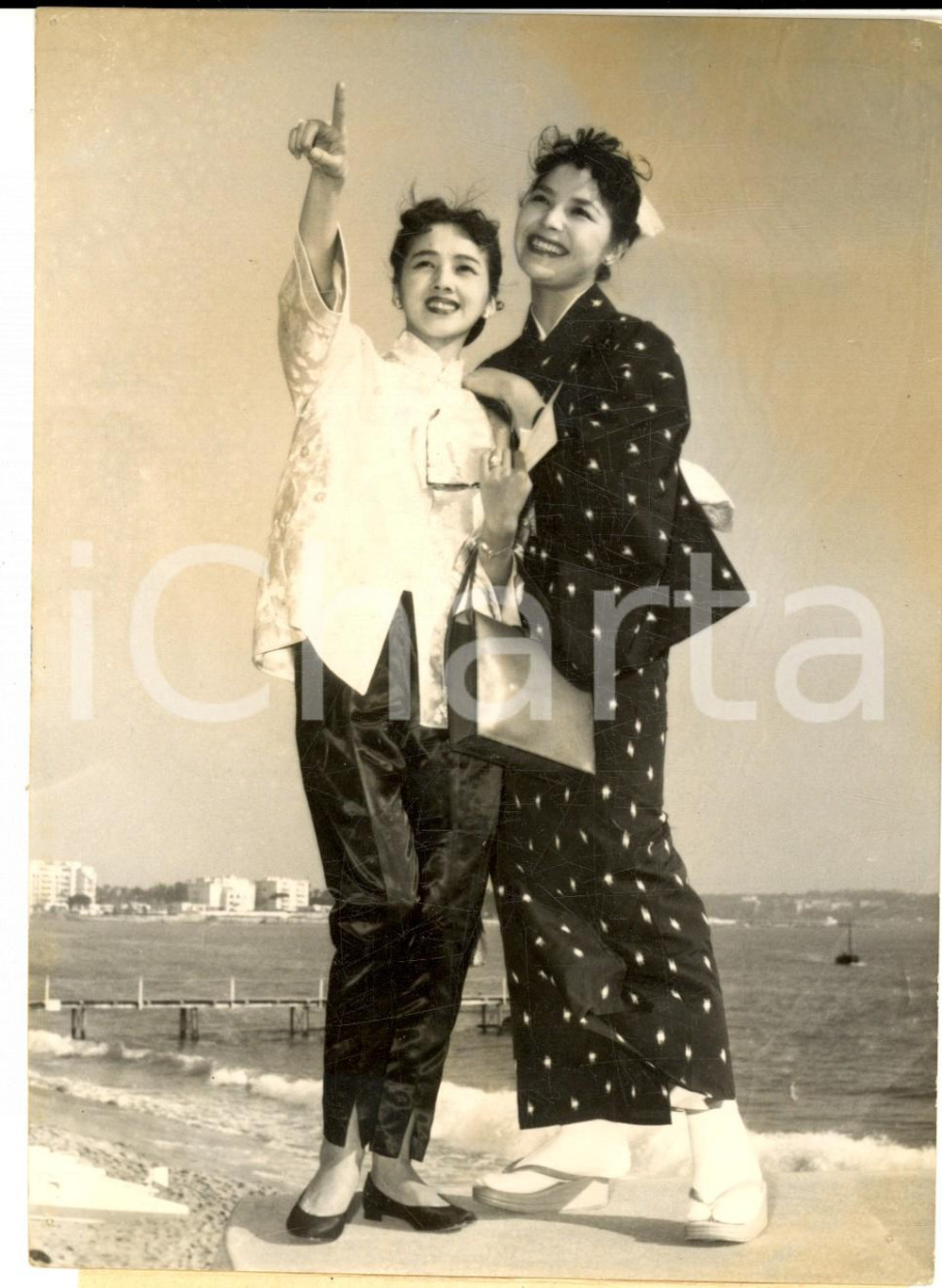 Fotografia d epoca originale 1956 FESTIVAL DI CANNES Akemi NEGISHI con la moglie di Minoru SHIBUYA Foto 1