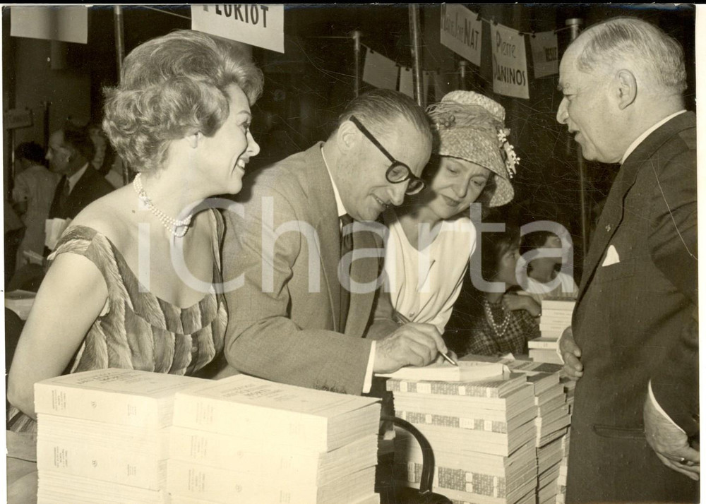 Fotografia d epoca originale 1960 PARIS Vente des Anciens Combattants  RenÃ© FLORIOT au MarÃ©chal JUIN Photo 1