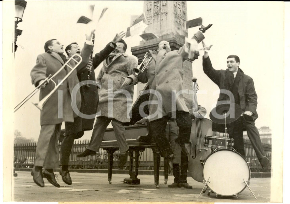 Fotografia d epoca originale 1959 PARIS Jazz aux ChampsElysÃ©es  Jacques DIEVAL dans sa Jumpologie Photo 1