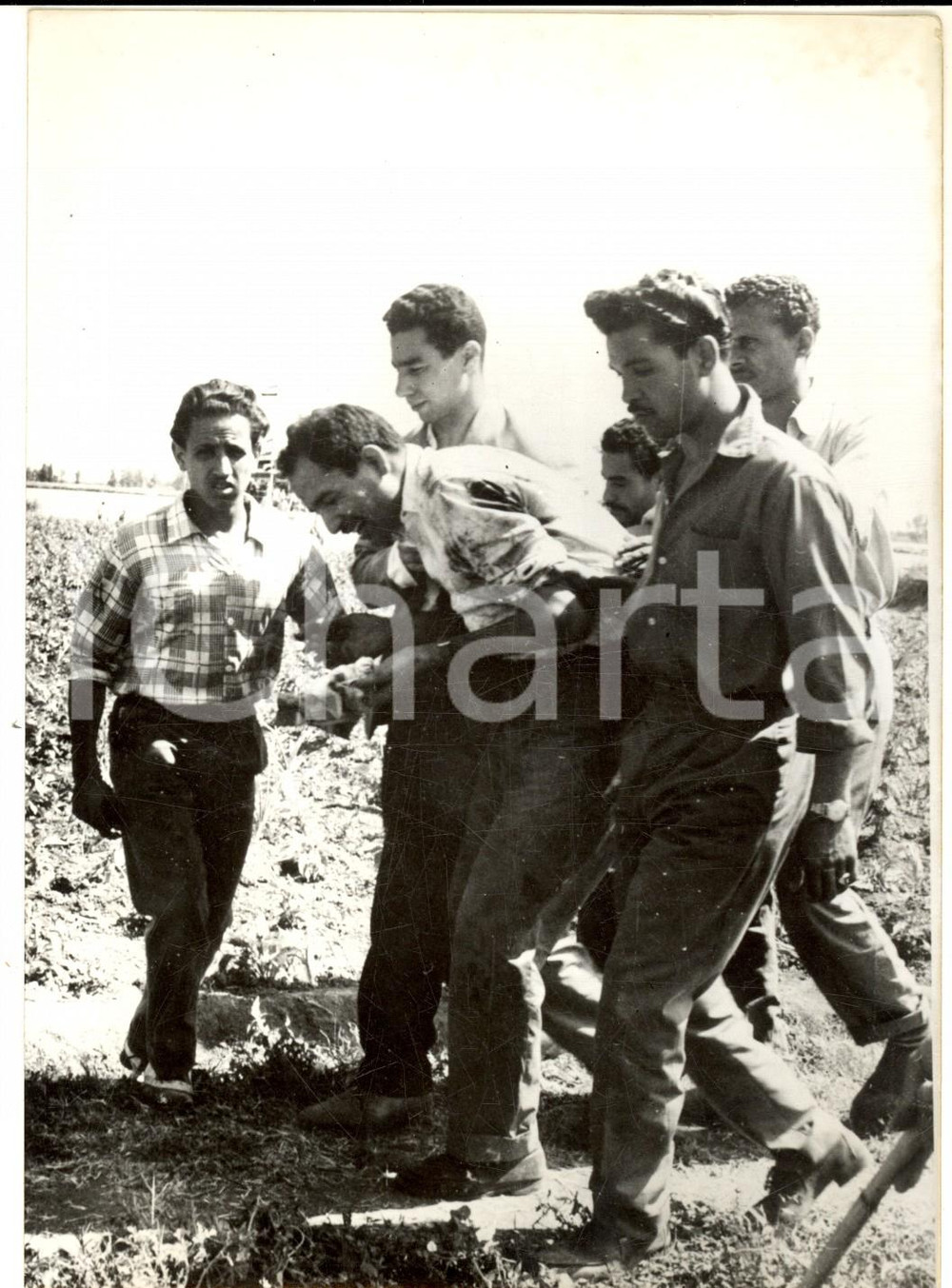 Fotografia d epoca originale 1960 ca IL CAIRO Tragedia della nave Dandara  Soccorsi ai sopravvissuti Foto 1