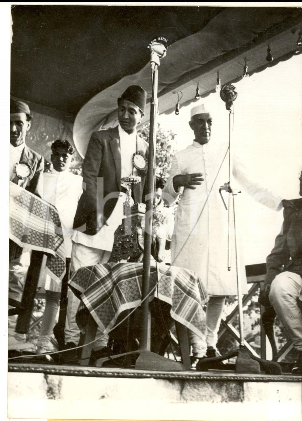 Fotografia d epoca originale 1959 KATMANDU NEPAL Pandit NEHRU riceve dono durante la visita ufficiale Foto 1