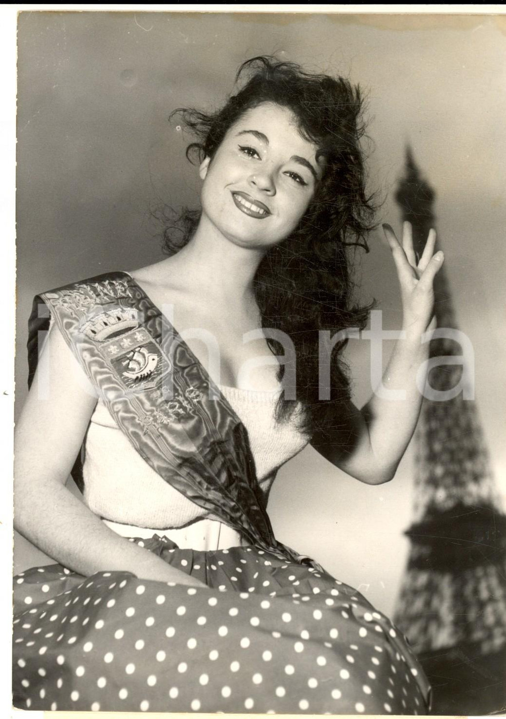 Fotografia d epoca originale 1957 PARIS Annie DOUARIN nouvelle Reine de Paris avec la Tour Eiffel Photo 1