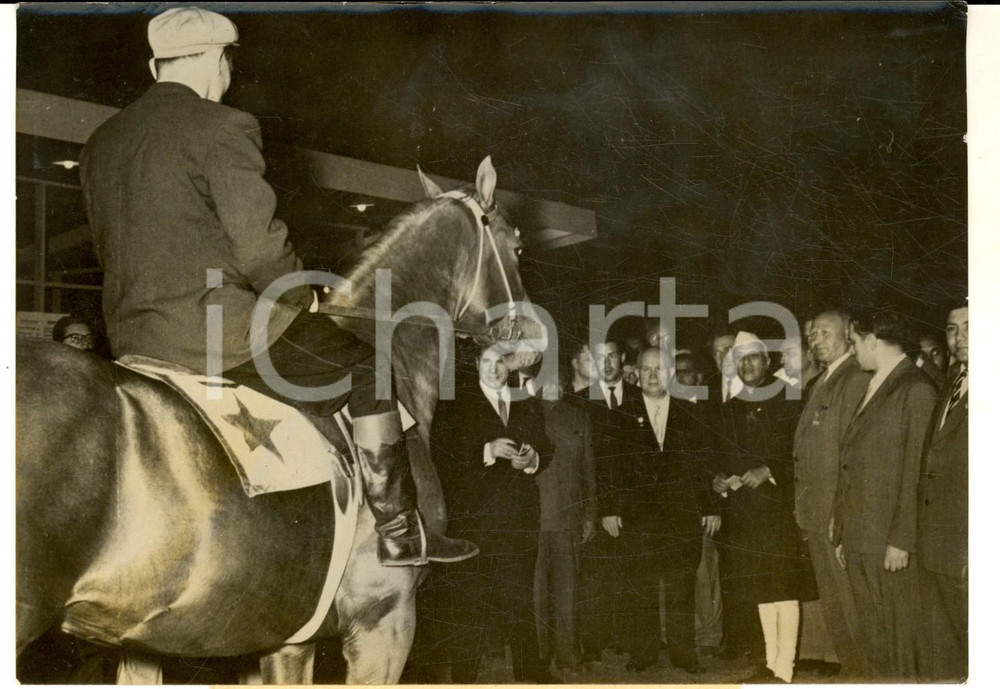 1960 NEW DELHI Nikita KRUSCEV visita il Padiglione Sovietico con NEHRU *Foto