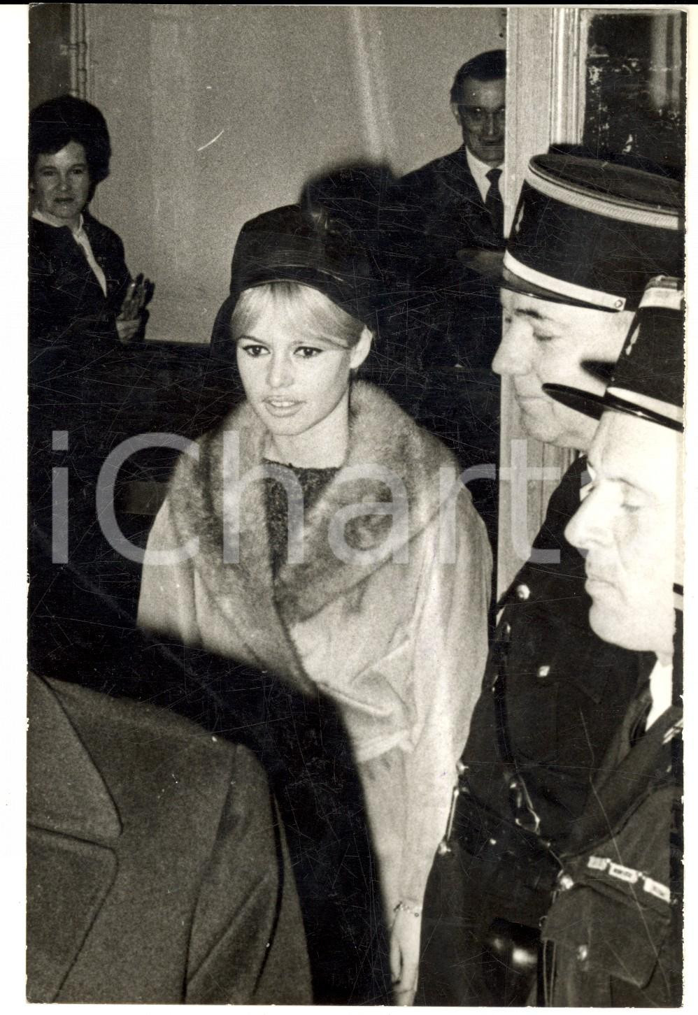 Fotografia d epoca originale 1962 PARIS Brigitte BARDOT testimone al processo per Samy FREY Foto 13x18 1
