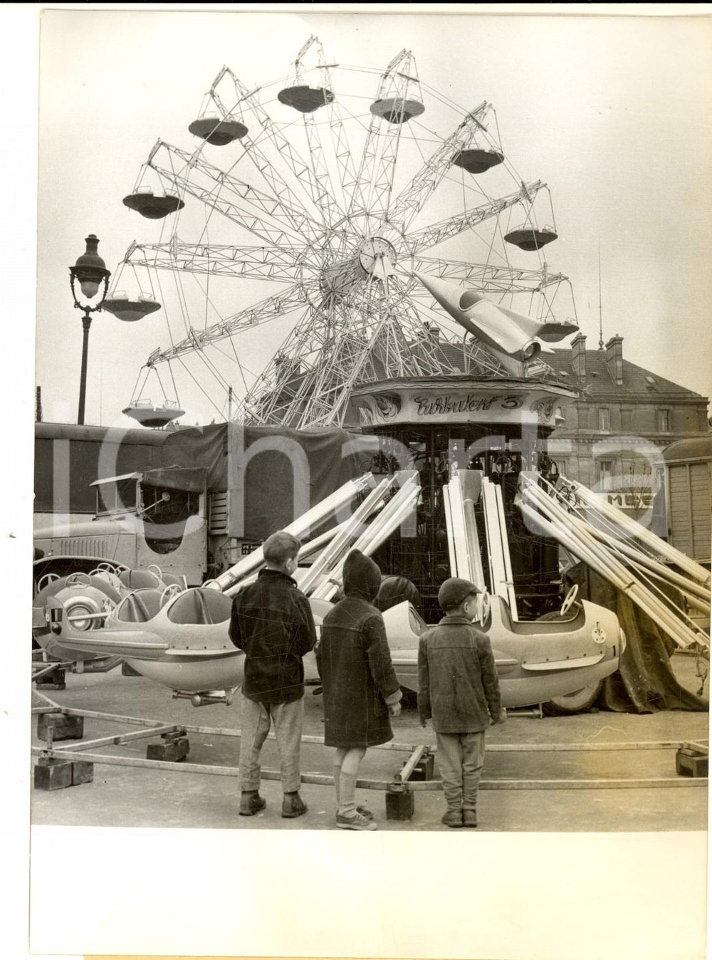 1959 PARIS Foire du Trone - Bambini in attesa dell'apertura *Foto 13x18 cm
