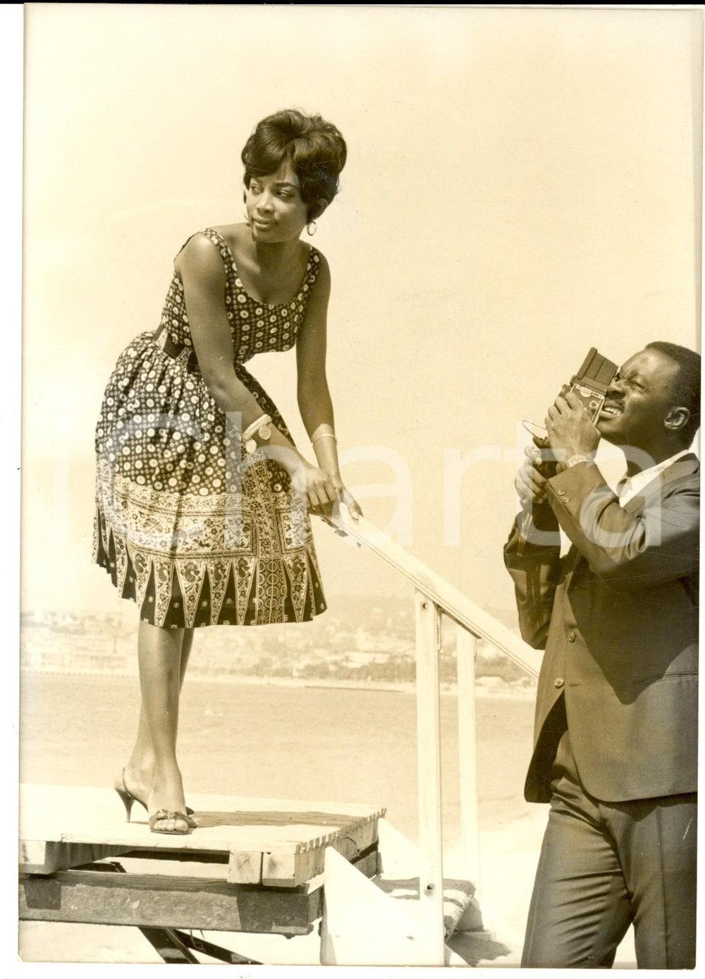 Fotografia d epoca originale 1962 FESTIVAL DE CANNES Nanette SENGHOR et Iba GUEYE sur la Croisette  Photo 1