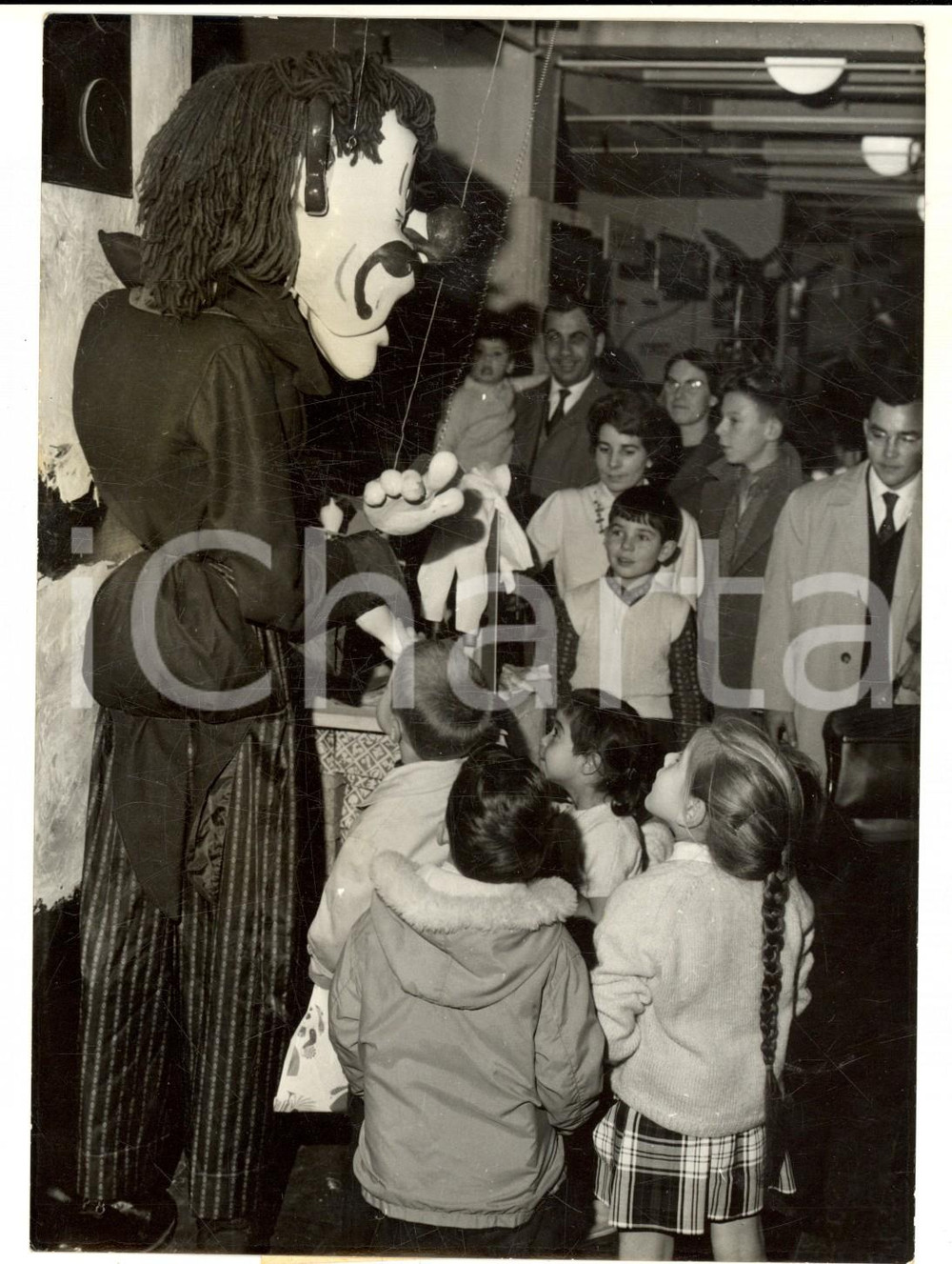1961 PARIS Marionetta gigante per bambini ai grandi magazzini - Foto 13x18 cm