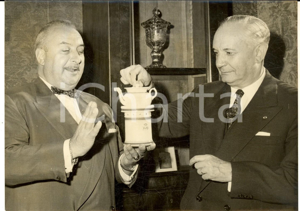 Fotografia d epoca originale 1959 PARIS Pierre DEVRAIGNE e Jean BENEDETTI con la caffettiera di Balzac Foto 1