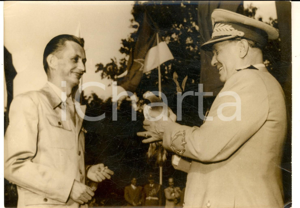 Fotografia d epoca originale 1956 YUGOSLAVIA Maresciallo TITO riceve piccione dalle poste per il compleanno 1
