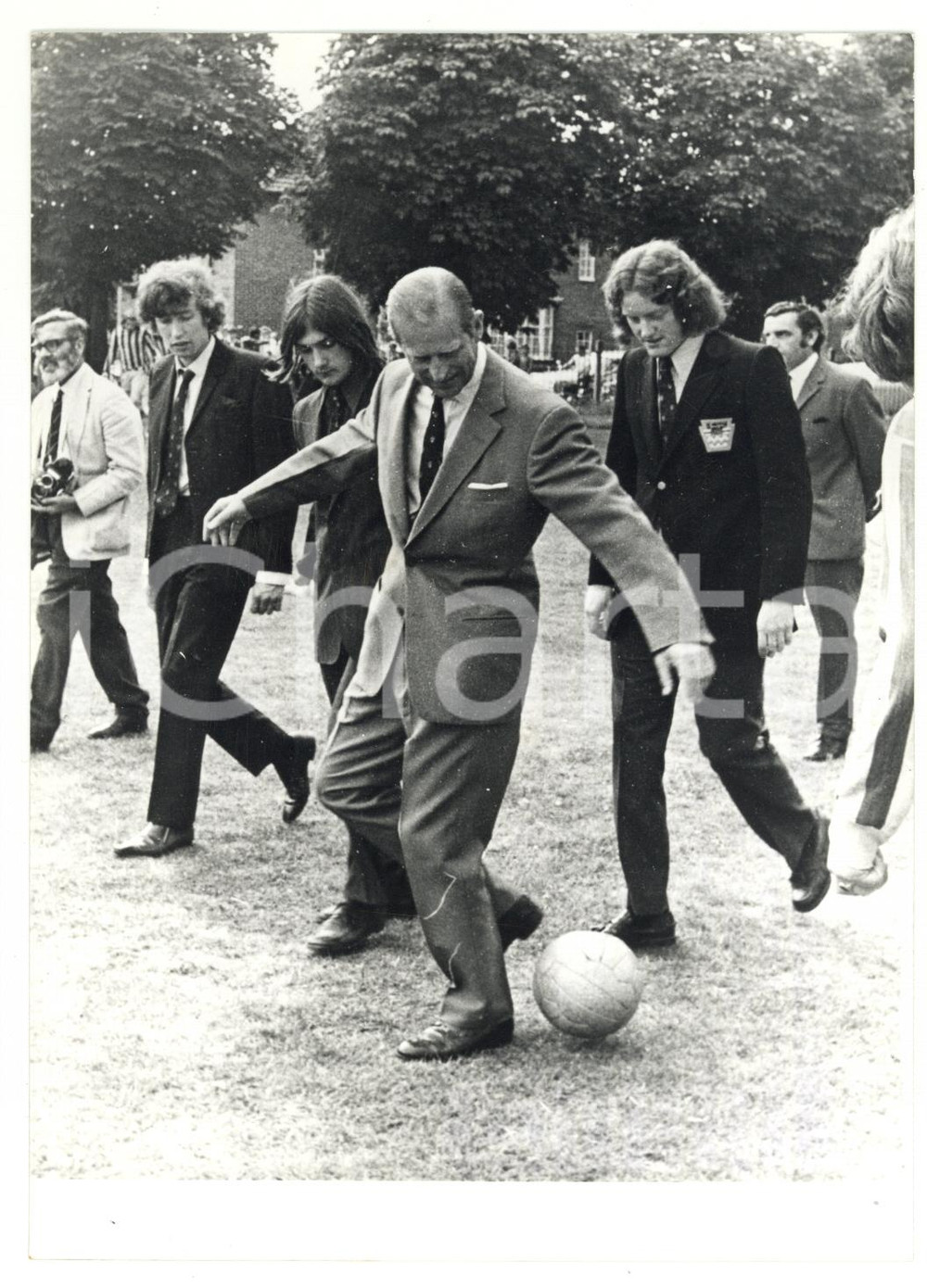 Fotografia d epoca originale 1971 LONDON Stadio di Bellingham  Filippo di EDIMBURGO prova un colpo di tacco 1