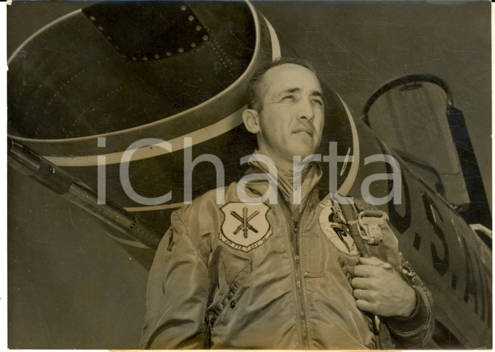 Fotografia d epoca originale 1957 PARIS Robinson RISNER with Super Sabre Spirit of St. Louis II Photo 18x13 1