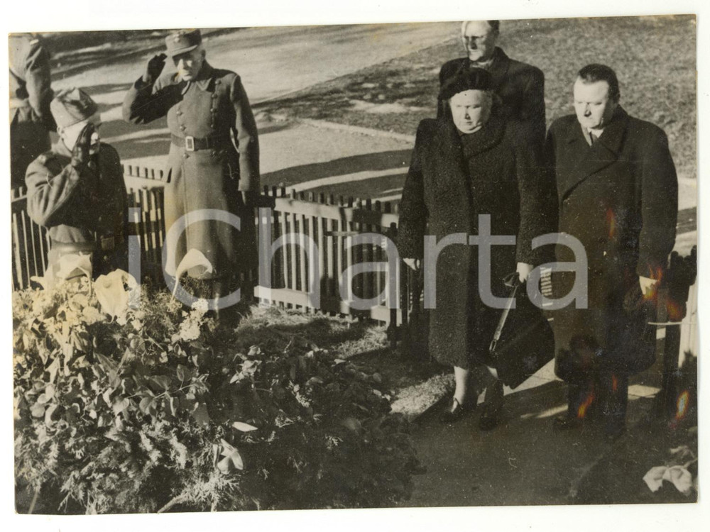 Fotografia d epoca originale 1948 LANY Klement GOTTWALD with his wife at the tomb of TomÃ¡Å¡ MASARYK Photo 1
