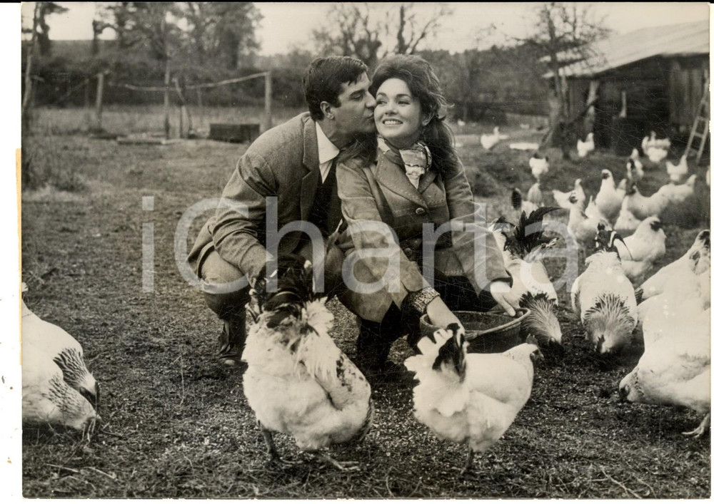 1961 PARIS Henri-François HUET Françoise GIRET sur le set de "A fleur de peau"
