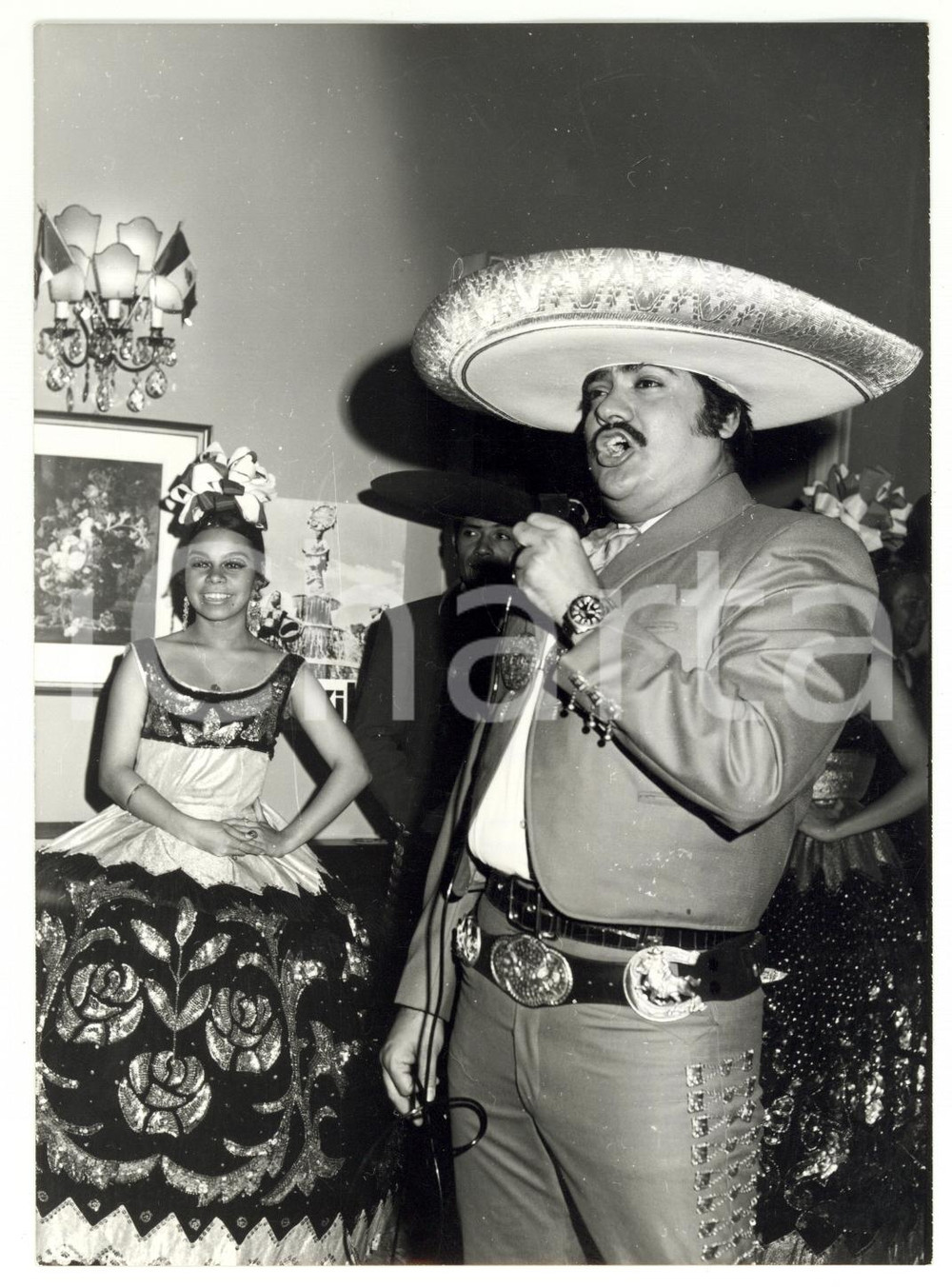 Fotografia d epoca originale 1971 MILANO Jorgo VILLA cantante del gruppo folkloristico MARIACHI Foto 13x18 1