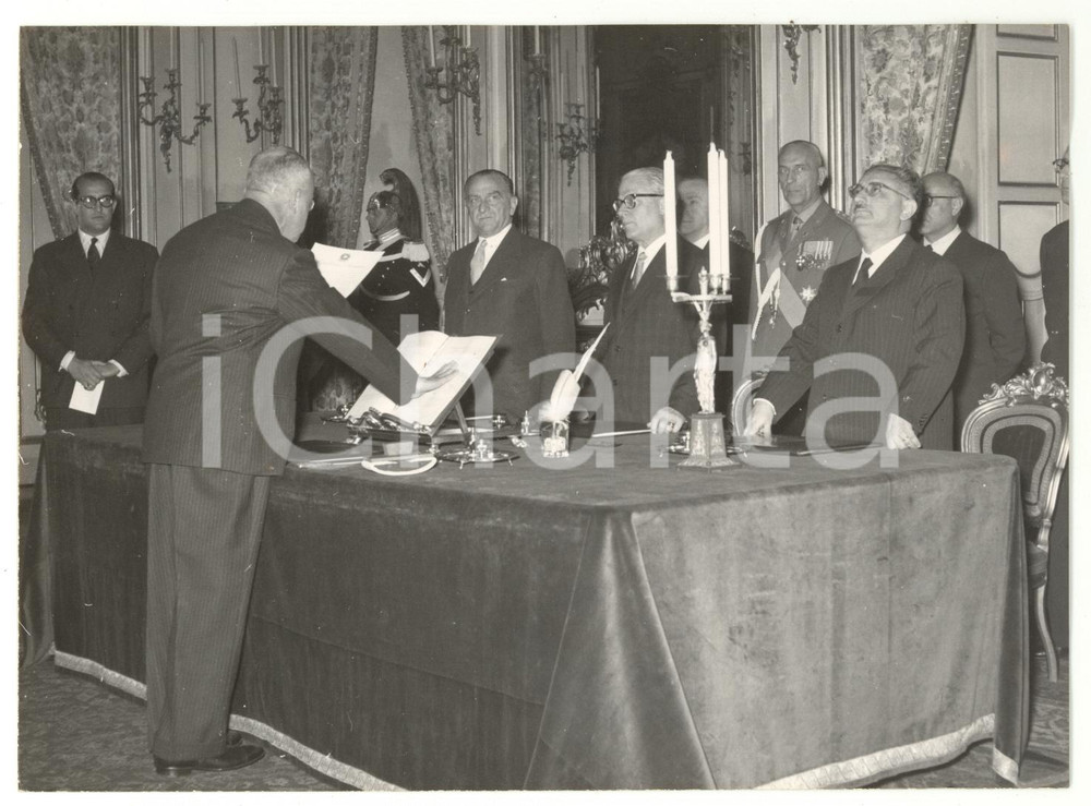 Fotografia d epoca originale 1956 ROMA Giuramento giudice costituzionale Biagio PETROCELLI a Giovanni GRONCHI 1