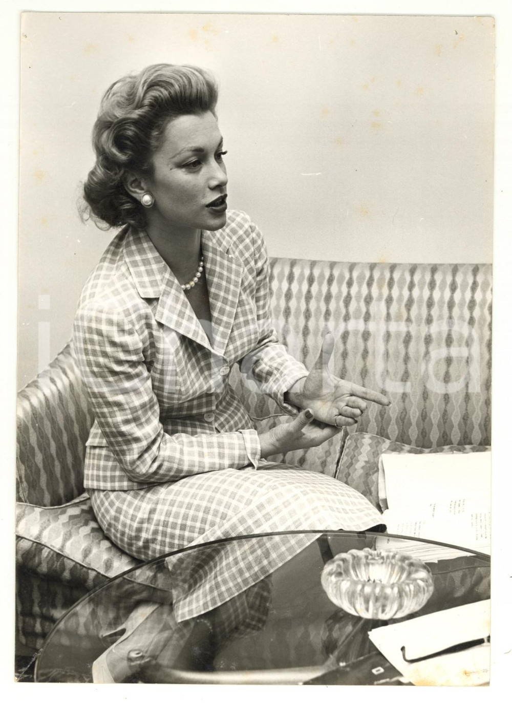 Fotografia d epoca originale 1957 MILANO L attrice Linda CHRISTIAN in un albergo durante conferenza stampa 1