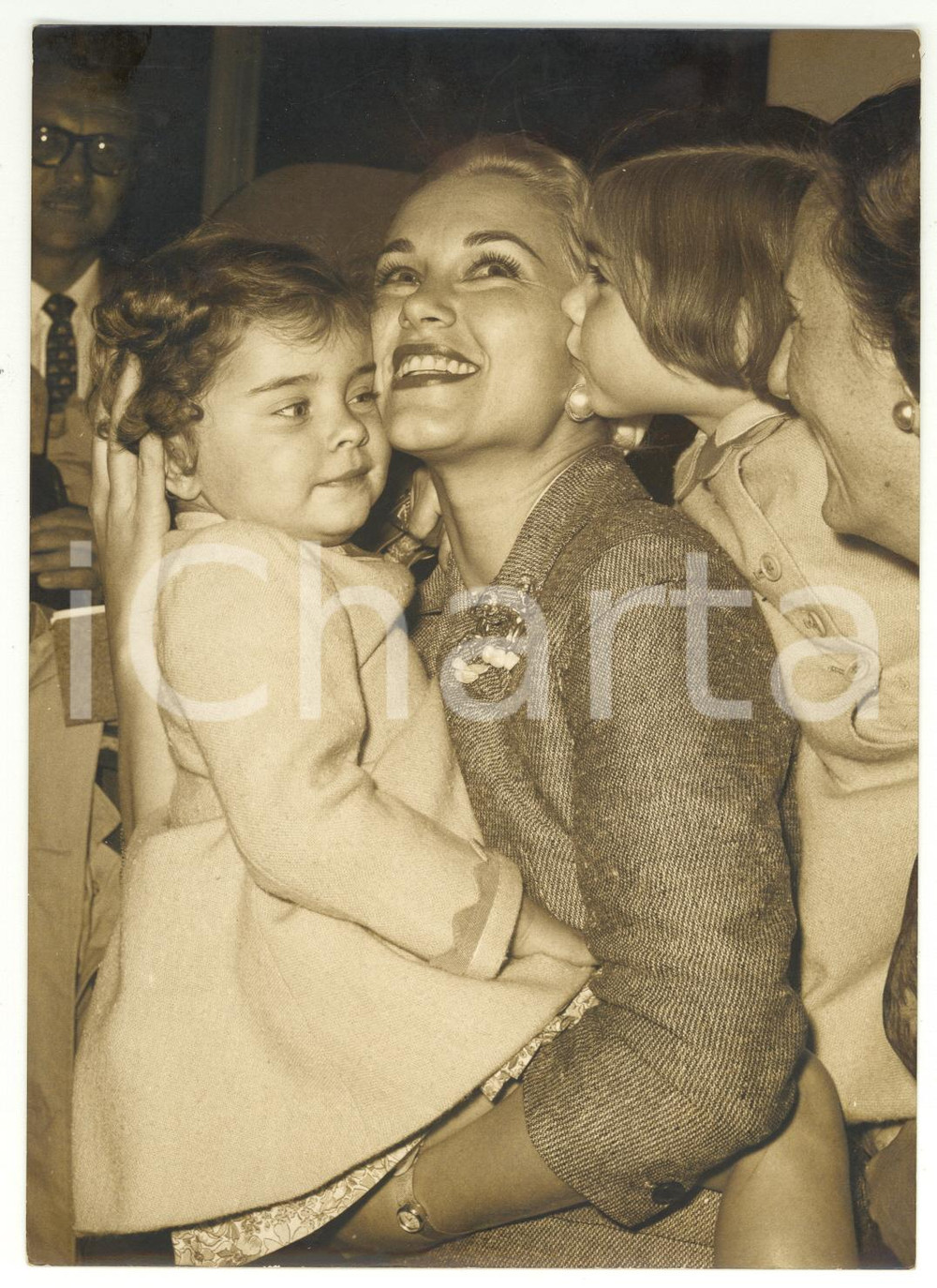 Fotografia d epoca originale 1956 ROMA Linda CHRISTIAN riabbraccia le sue bambine Taryn e Romina POWER 1