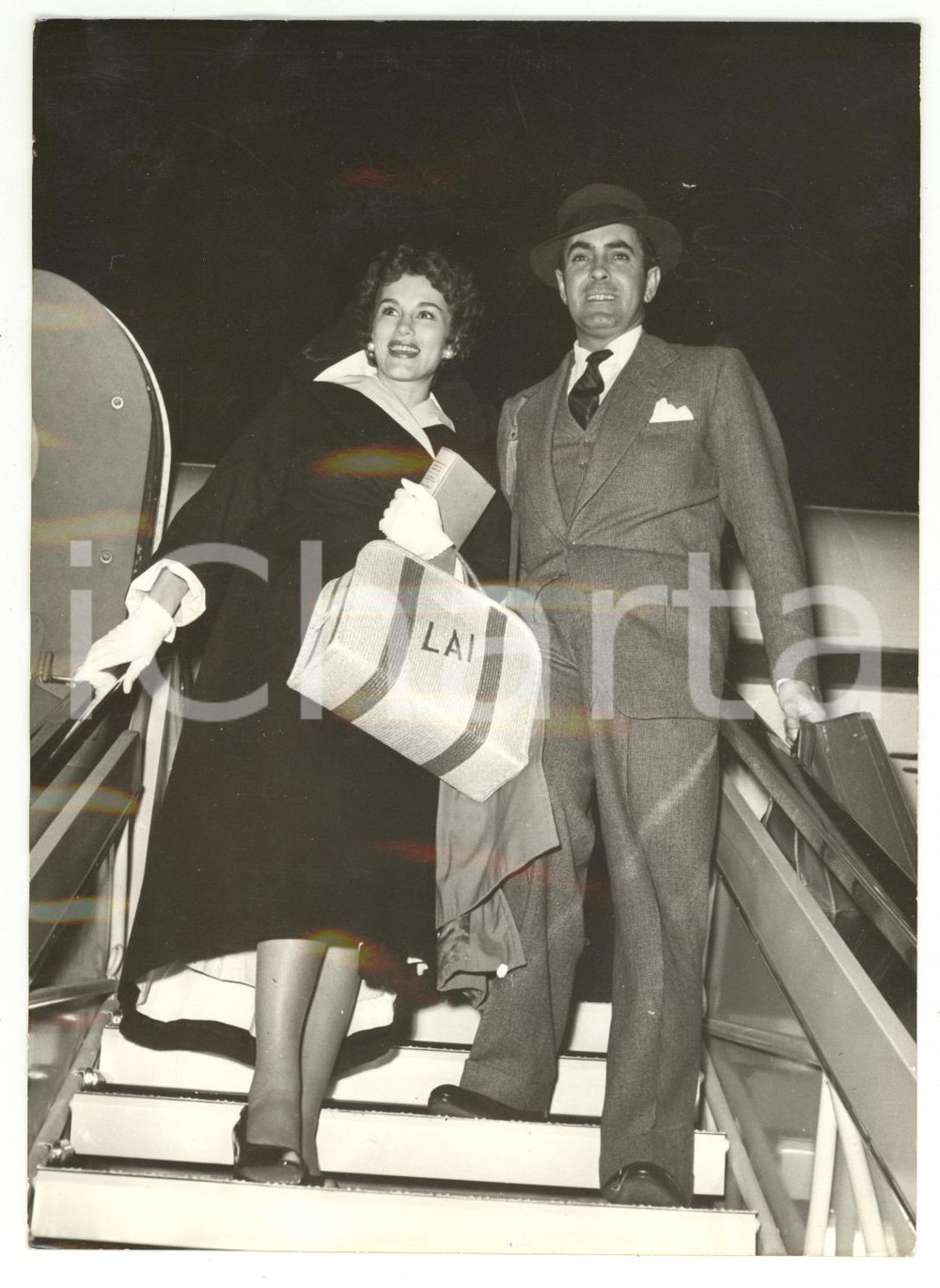 Fotografia d epoca originale 1953 ROMA Aeroporto CIAMPINO Arrivo della coppia Linda CHRISTIAN e Tyrone POWER 1
