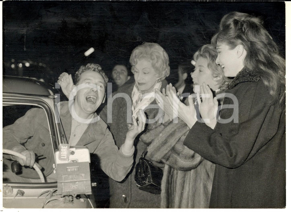 Fotografia d epoca originale 1960 ca PARIS Pierre PERRIN canta al volante di un taxi  Foto 18x13 cm 1