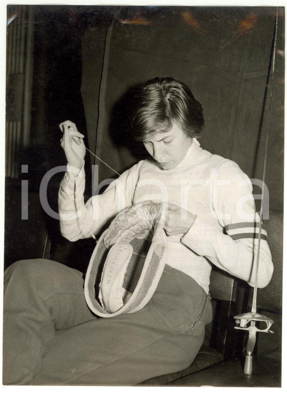 Fotografia d epoca originale 1956 LONDON Fencing champion Bruna COLOMBETTI repairing her head guard Photo 1
