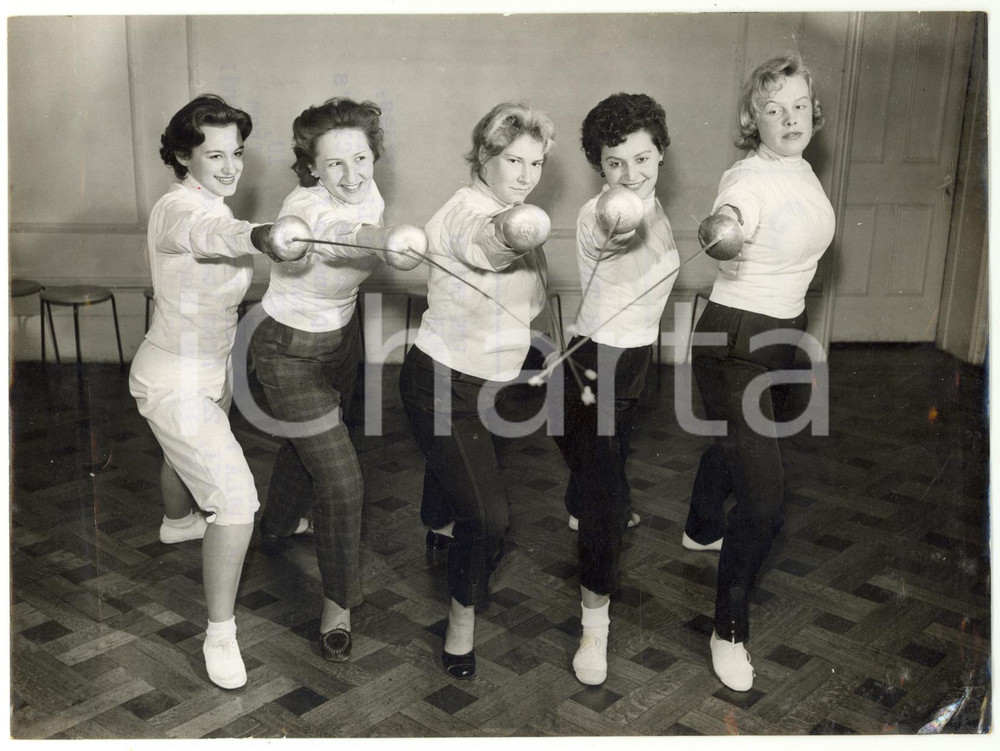 Fotografia d epoca originale 1956 LONDON LINGUIST CLUB Training for the open fencing championship for ladies 1