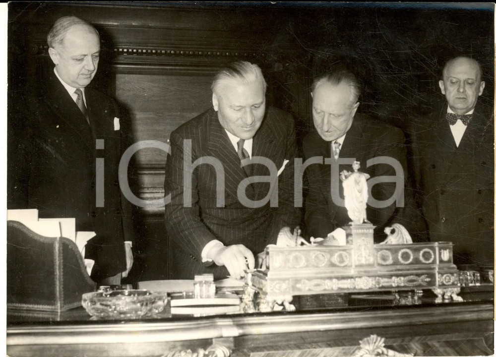 Fotografia d epoca originale 1956 PARIS Accordo culturale ItaliaFrancia  Firma Paolo ROSSI Christian PINEAU 1