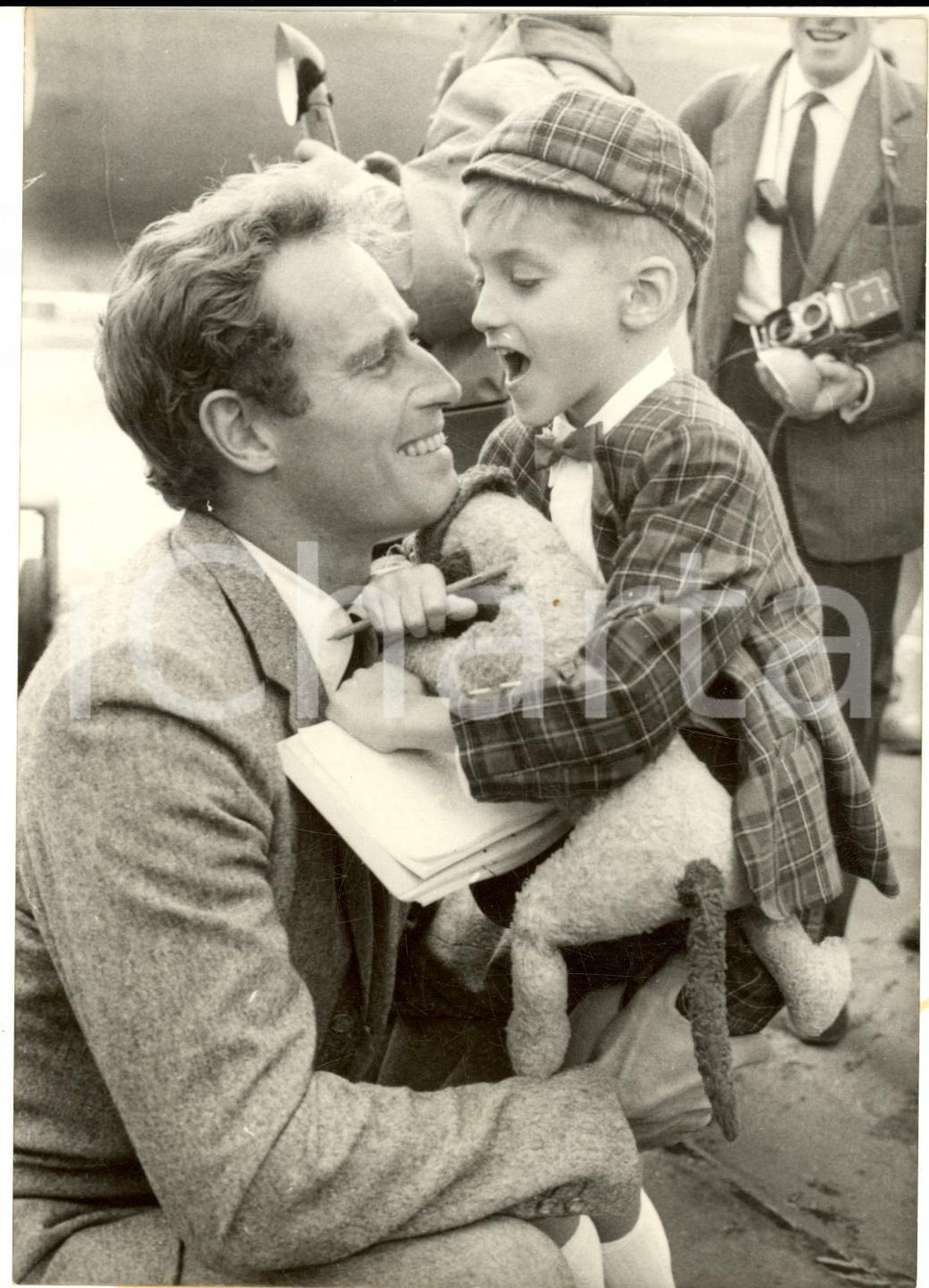 Fotografia d epoca originale 1960 PARIS ORLY Charlton HESTON in aeroporto con il figlio  Foto 13x18 cm 1