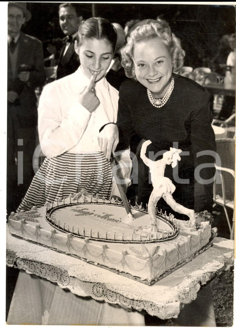 Fotografia d epoca originale 1953 ERMENONVILLE Pattinatrice Sonja HEINIE riceve una torta dai fan Foto 13x18 1