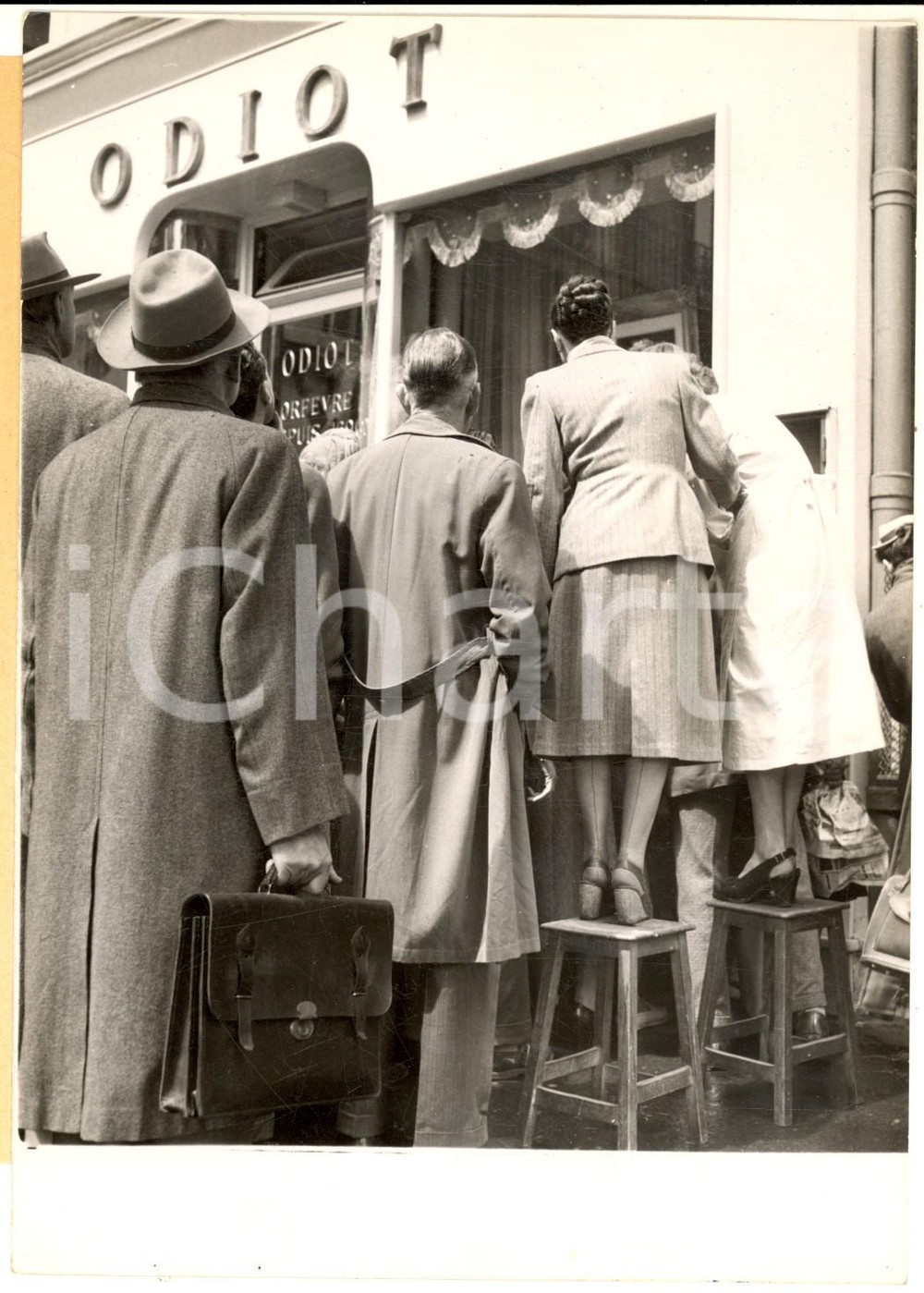 Fotografia d epoca originale 1953 PARIS Place Madeleine  Folla segue incoronazione Elisabetta II in tv Foto 1