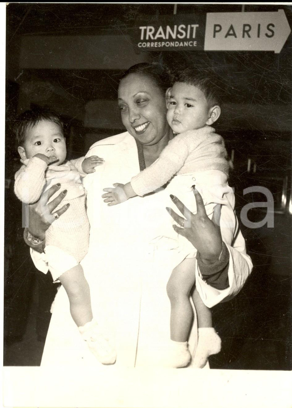Fotografia d epoca originale 1954 PARIS ORLY Josephine BAKER al rientro dal Giappone con due orfani Foto 1