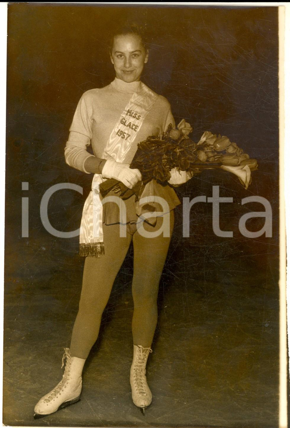 Fotografia d epoca originale 1957 PARIS La nouvelle MISS GLACE patineuse de 16 ans Photo 12x18 cm 1