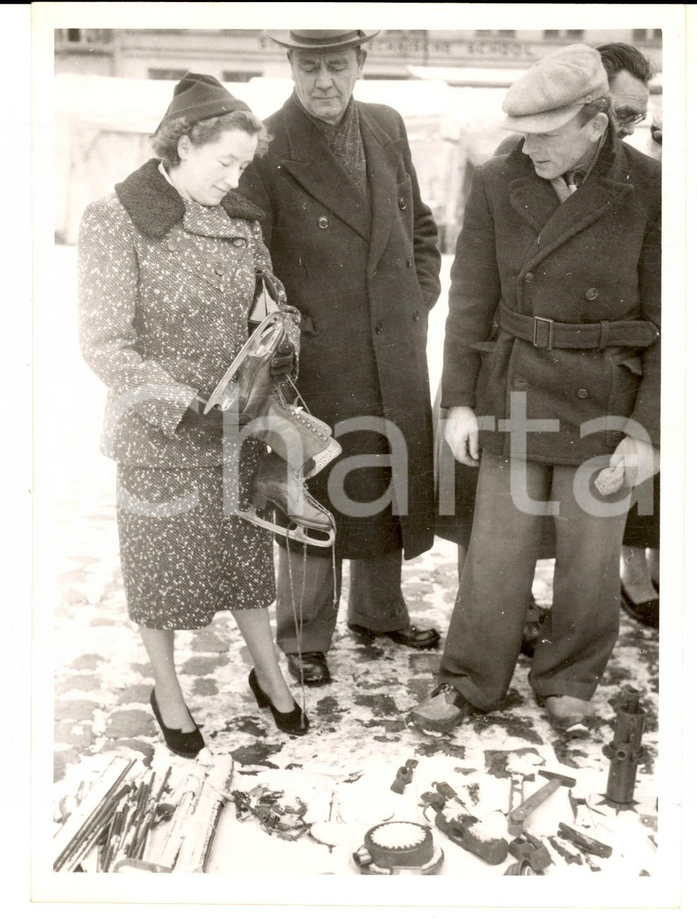 Fotografia d epoca originale 1955 ca BRUXELLES Donna cerca pattini da ghiaccio in un mercato  Foto VINTAGE 1