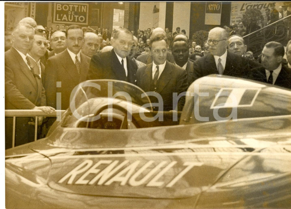 Fotografia d epoca originale 1956 PARIS Salon de l Auto  RenÃ© COTY avec Etoile filante RENAULT Photo 1