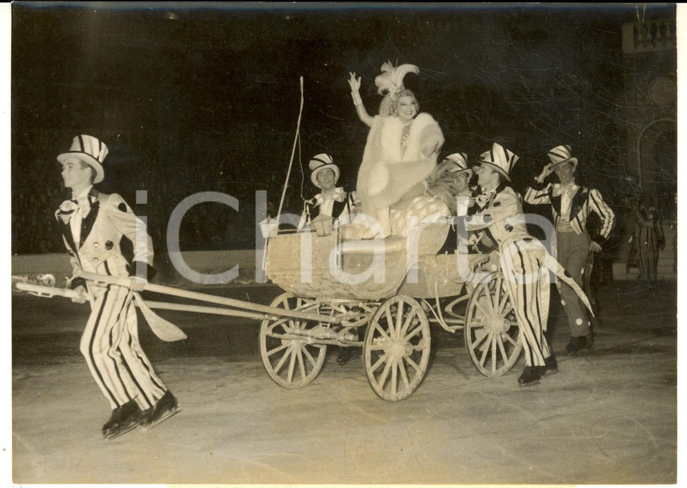 Fotografia d epoca originale 1955 PARIS Patineuse Sonja HENIE dans une fÃ©erie sur glace  Photo 18x13 1