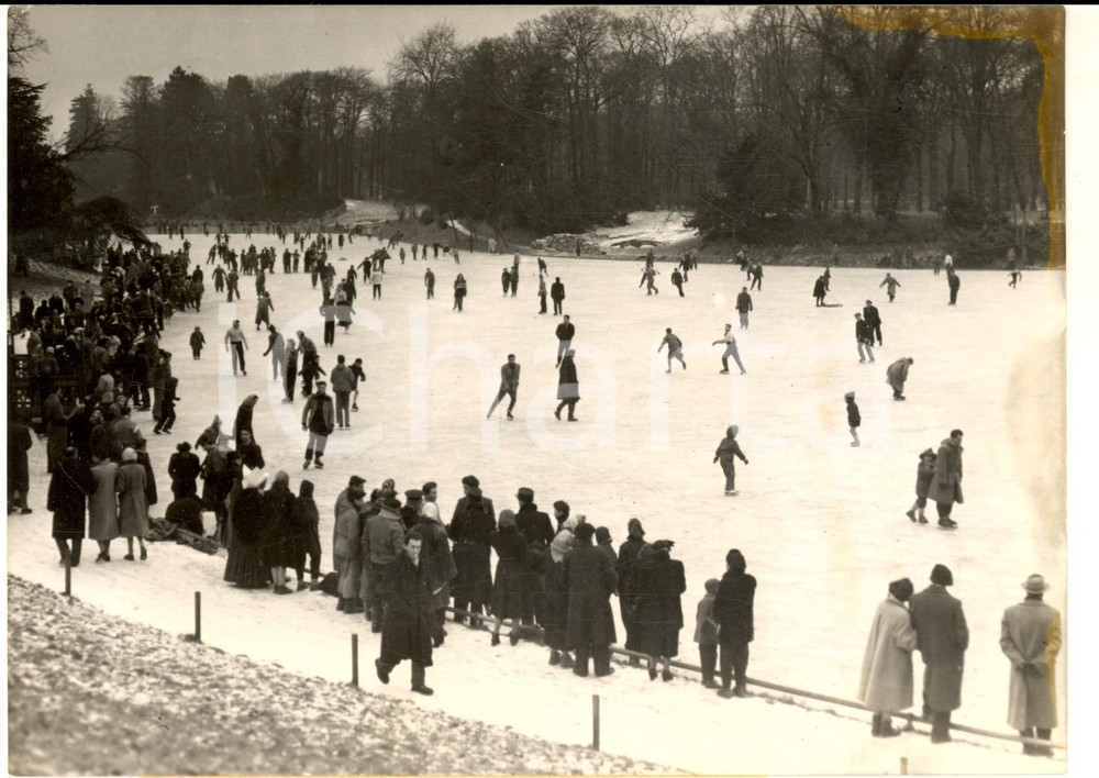Fotografia d epoca originale 1954 PARIS BOIS DE BOULOGNE Lago ghiacciato trasformato in patinoire Foto 18x13 1