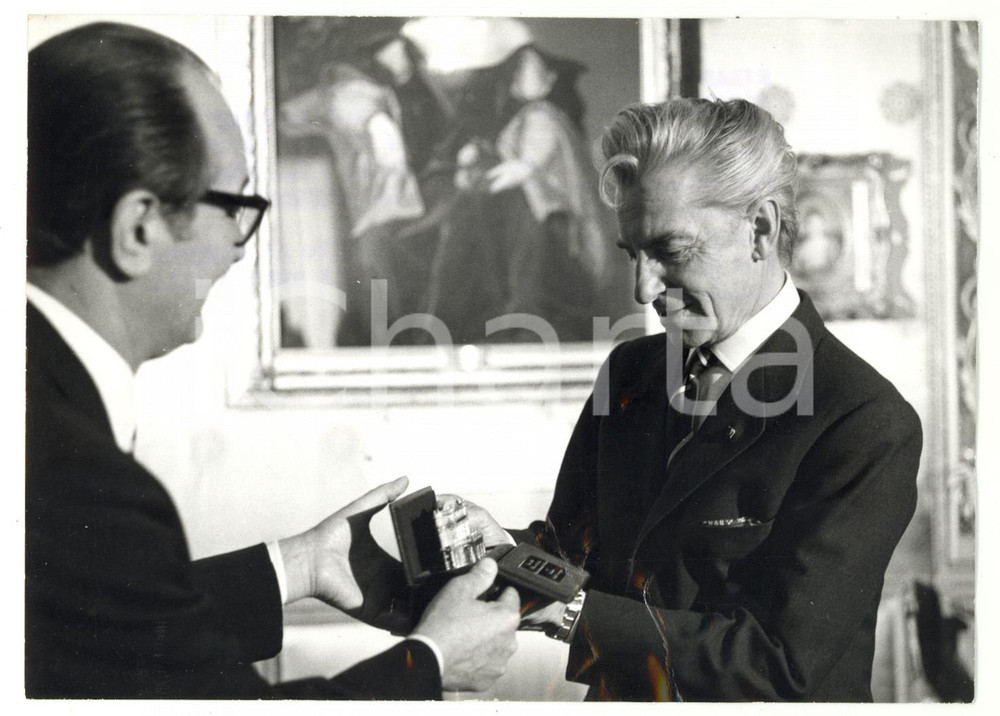 Fotografia d epoca originale 1971 MILANO Herbert VON KARAJAN riceve il Premio della Lirica Foto DANNEGGIATA 1