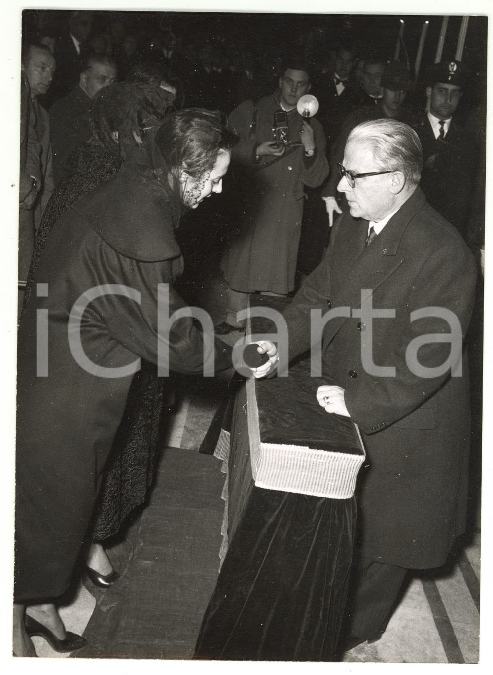 Fotografia d epoca originale 1956 ROMA Funerali Ezio VANONI  Condoglianze di Giovanni GRONCHI alla figlia 1