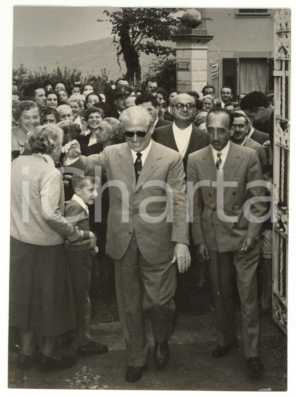 Fotografia d epoca originale 1955 ARONA Villa Serena  Giovanni GRONCHI tra la folla per il suo compleanno 1